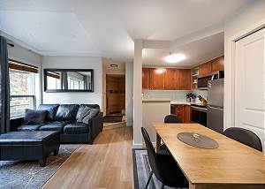 121 Glaciers Reach a 2br with hot tub & pool in Whistler Village