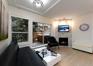 120 Glaciers Reach a 2br with hot tub & pool in Whistler Village