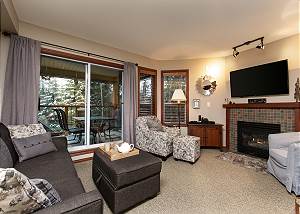 42 Glaciers Reach a 2br with hot tub & pool in Whistler Village