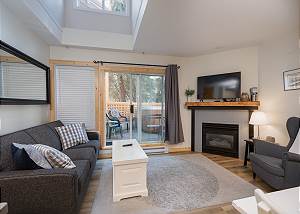 109 Glaciers Reach a 2br with hot tub & pool in Whistler Village