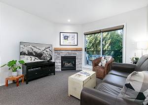 100 Glaciers Reach, a 1br with hottub & pool in Whistler Village