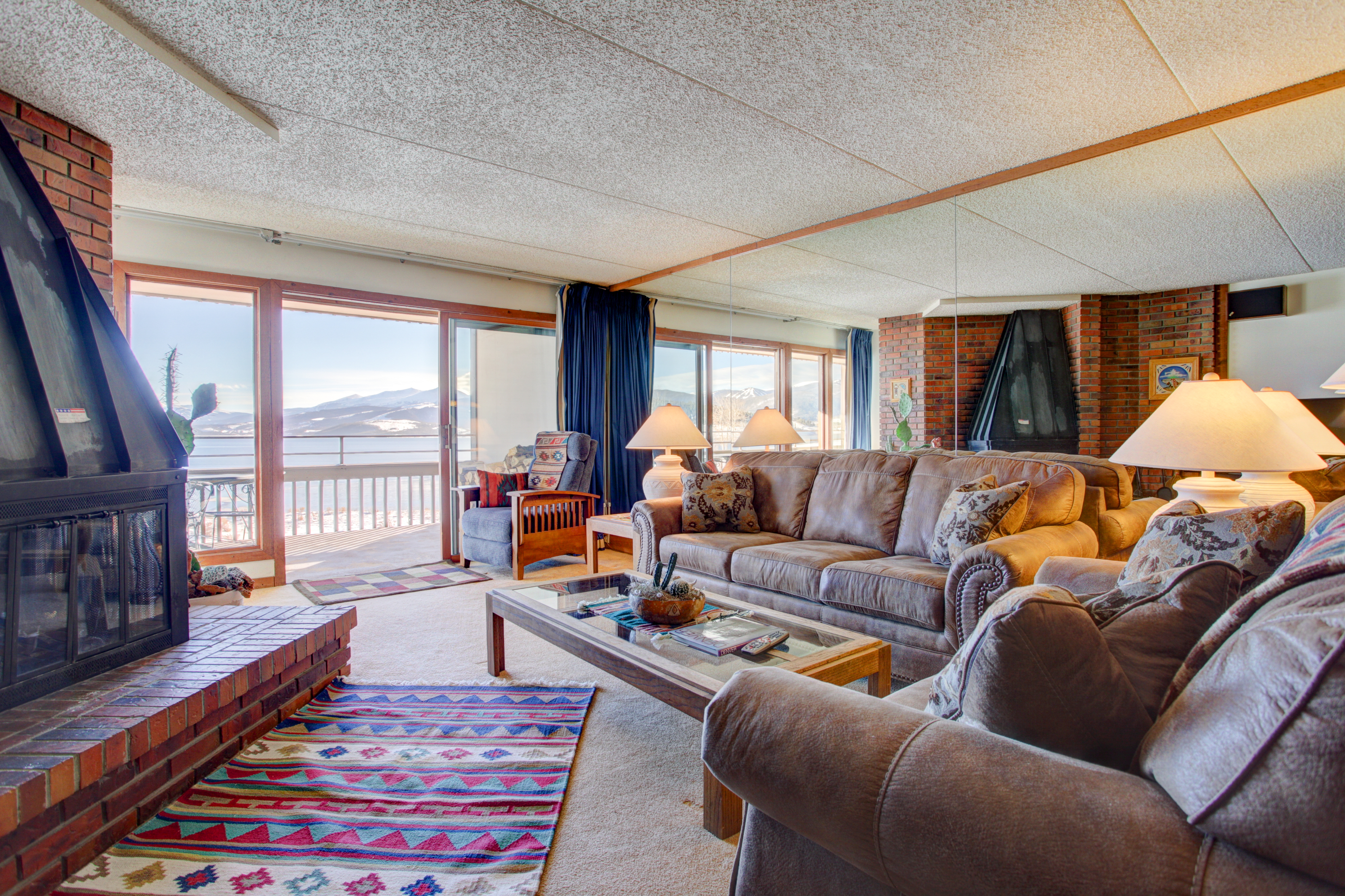 Breathtaking Lake Views And Cozy Comfort - Charming Mountain Escape - Dillon, CO