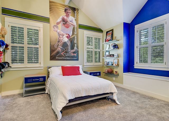 Full bed with the ability to have two additional Front Gate beds added