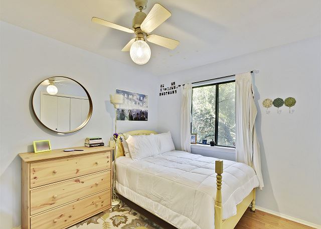 Queen bedroom with the ability to add another Front Gate