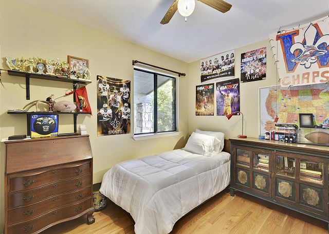 Twin room with the option of adding a Front Gate bed