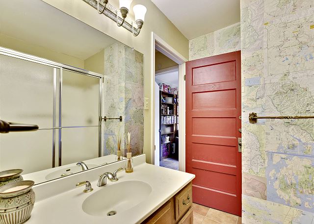 Shared upstairs bathroom between Queen & Twin bedrooms