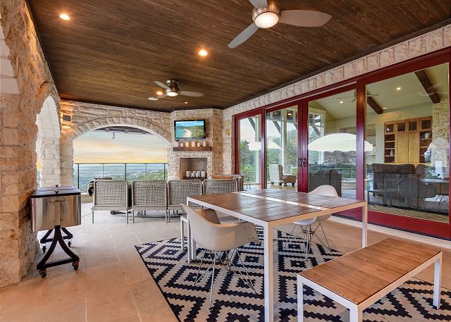 Enjoy some BBQ from the grill while going in and out of the pool!