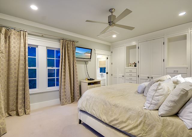 The King Master Bedroom is located upstairs away from other upstairs bedrooms. Cozy and comfortable, you'll enjoy a great night's sleep!
If needed, there is space to add a twin Front Gate bed.