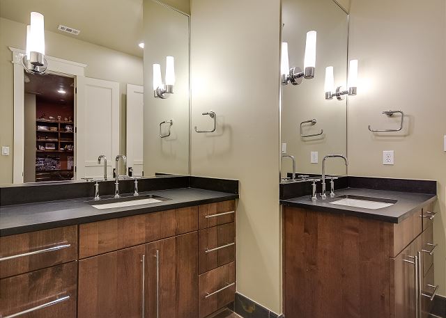 Shared bathroom between two of the upstairs bedrooms