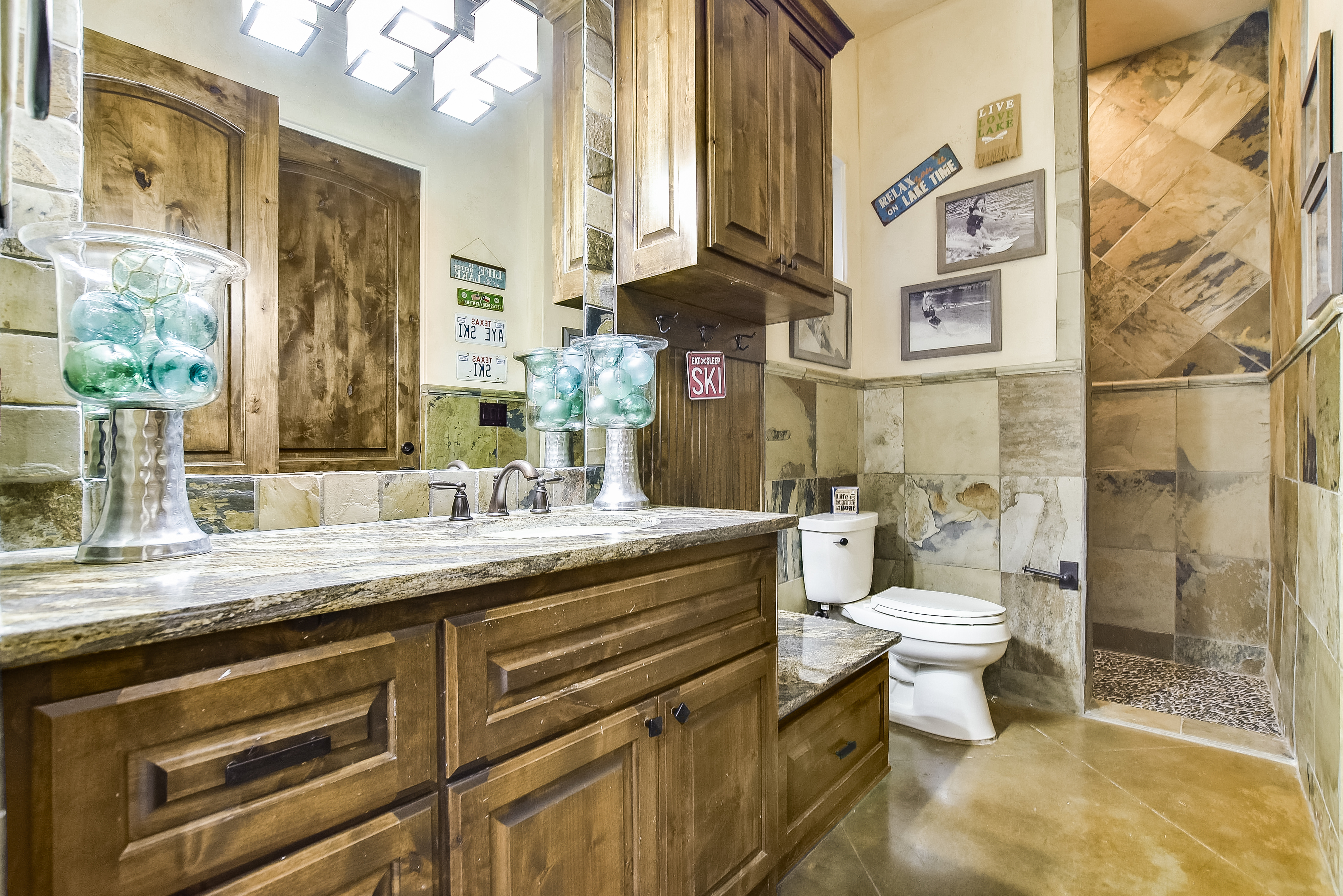 Pool bathroom 