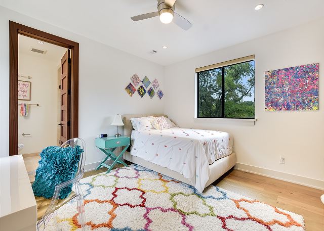 Beautiful room with twin bed. Very spacious.