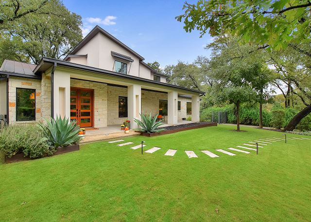 Enter to a stunning home.