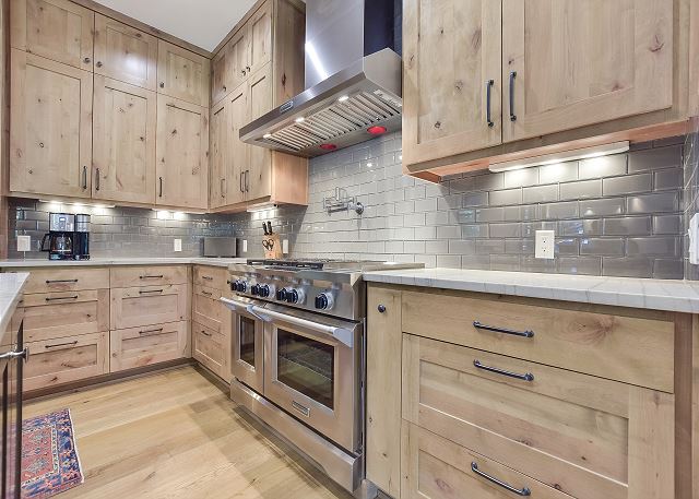 Unbelievable and beautiful kitchen.
