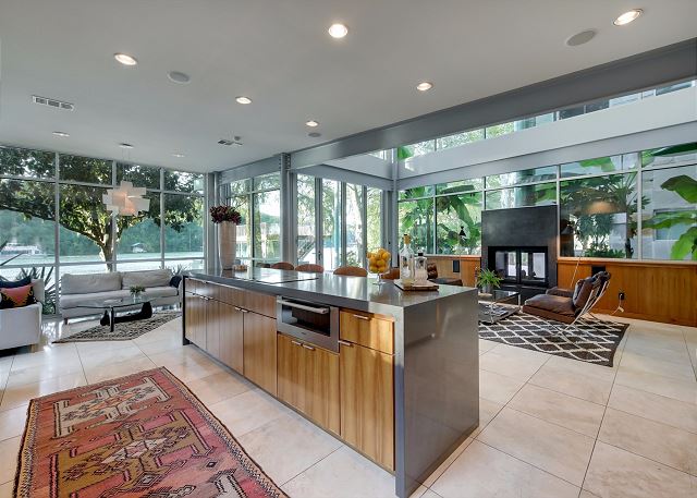 Open area great for corporate events and dinner parties with friends