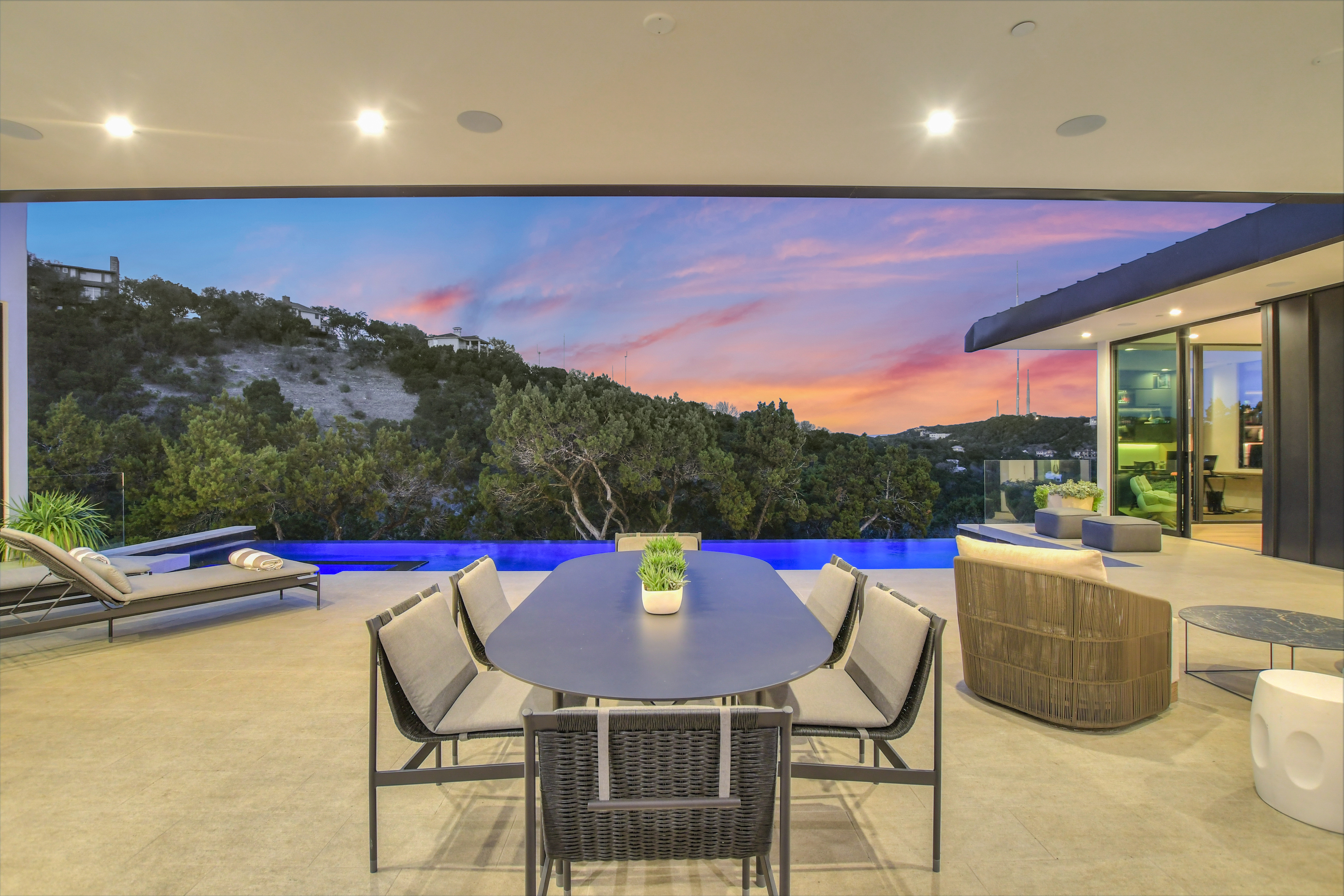 Above Austin Accolade | Photo 6