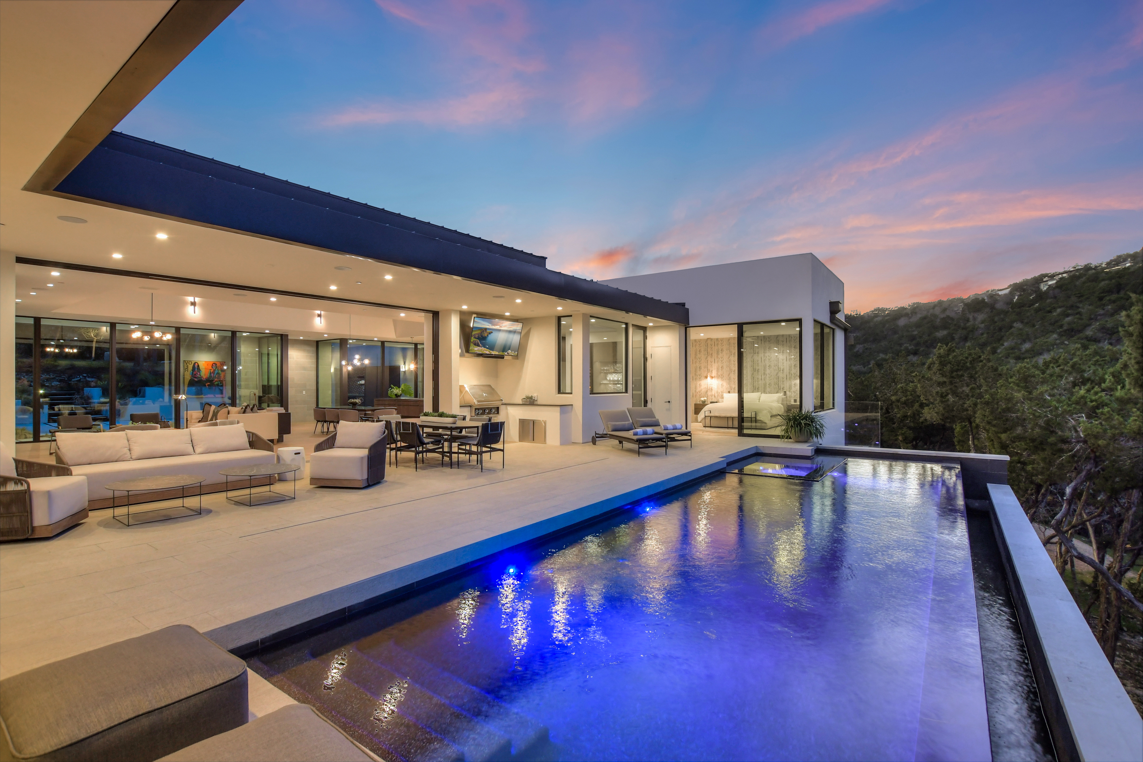 Above Austin Accolade | Photo 2