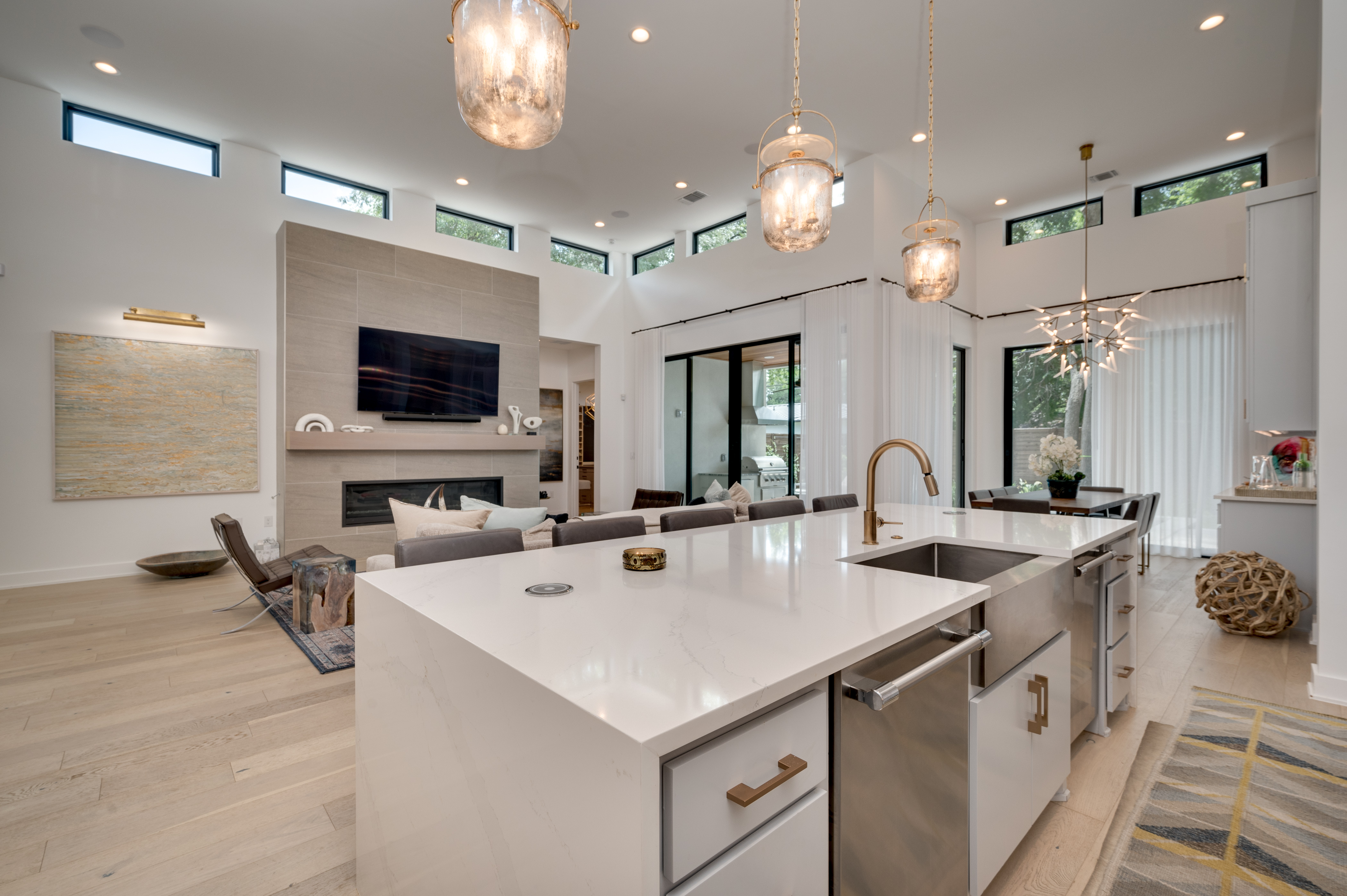 Above Austin Bella | Photo 19