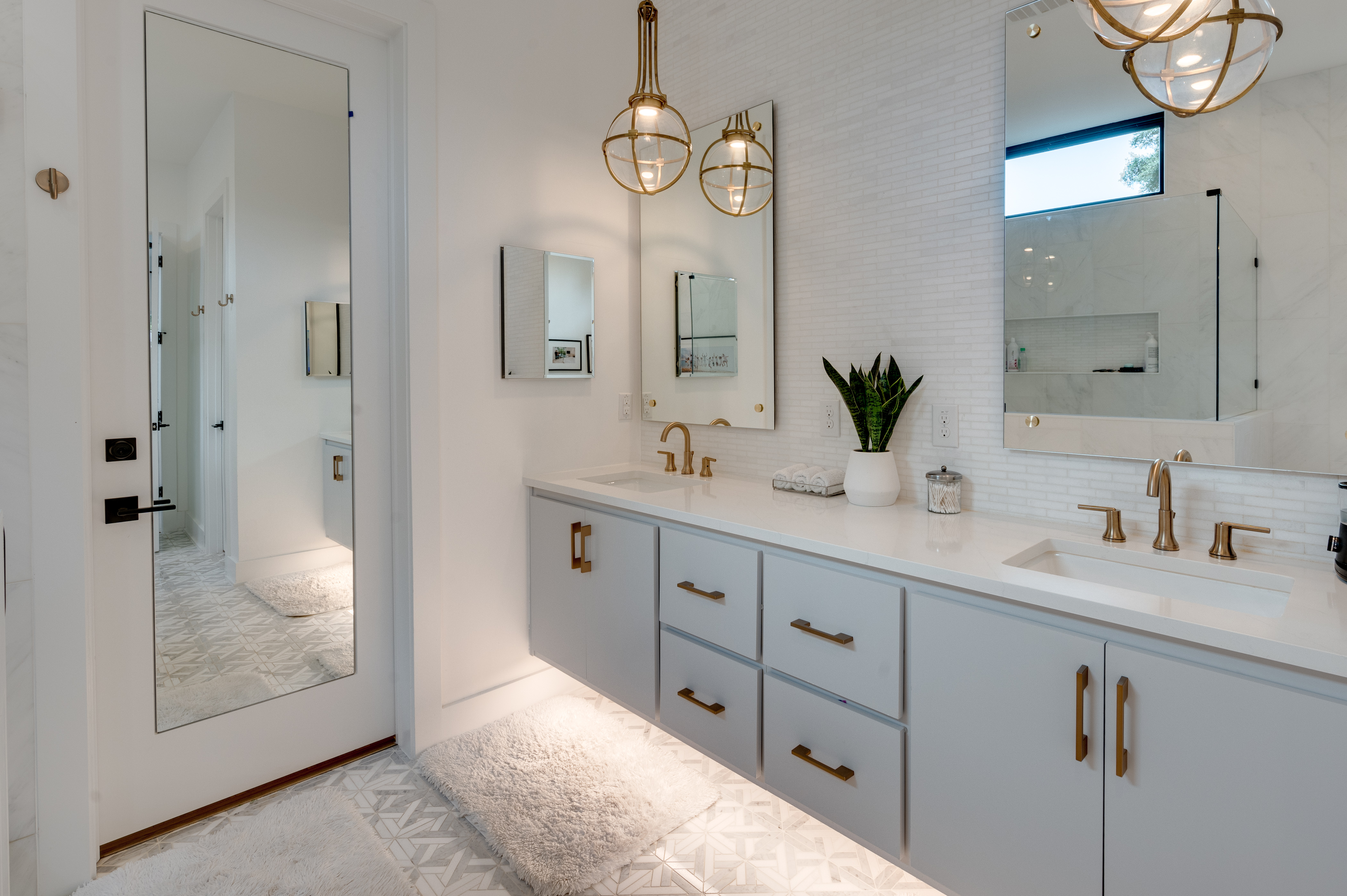 Above Austin Bella | Photo 24