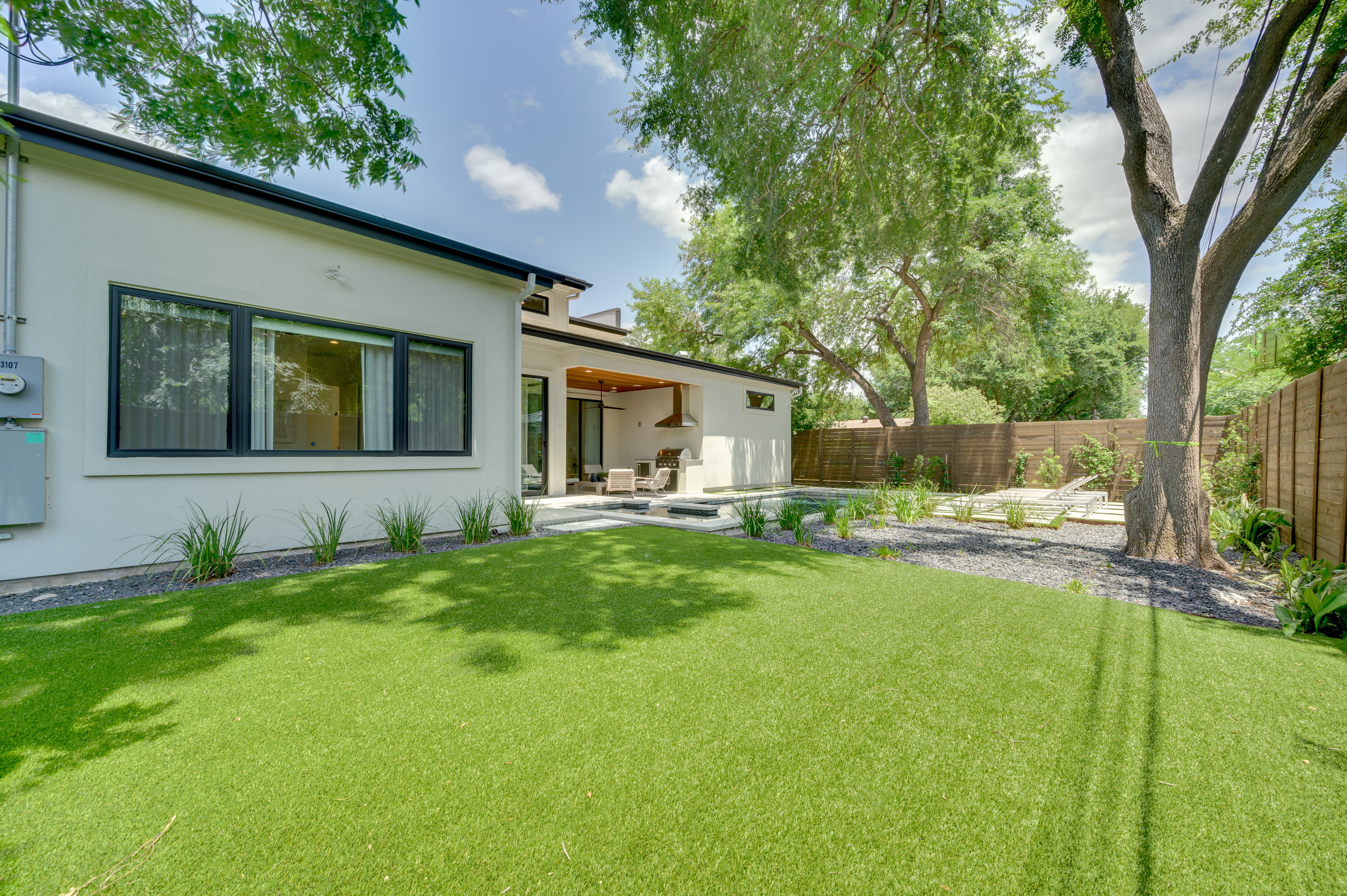 Above Austin Bella | Photo 10