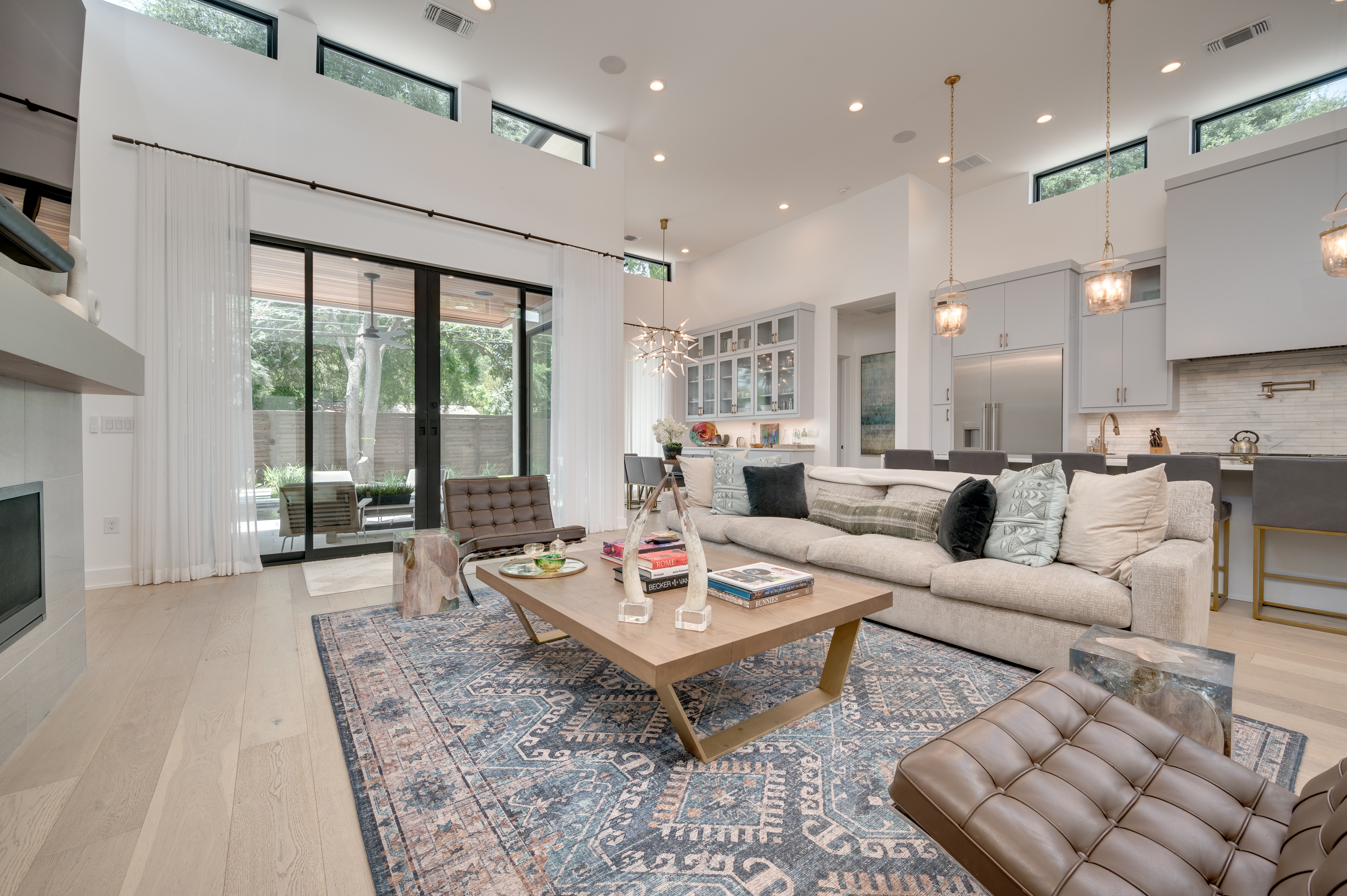 Above Austin Bella | Photo 12