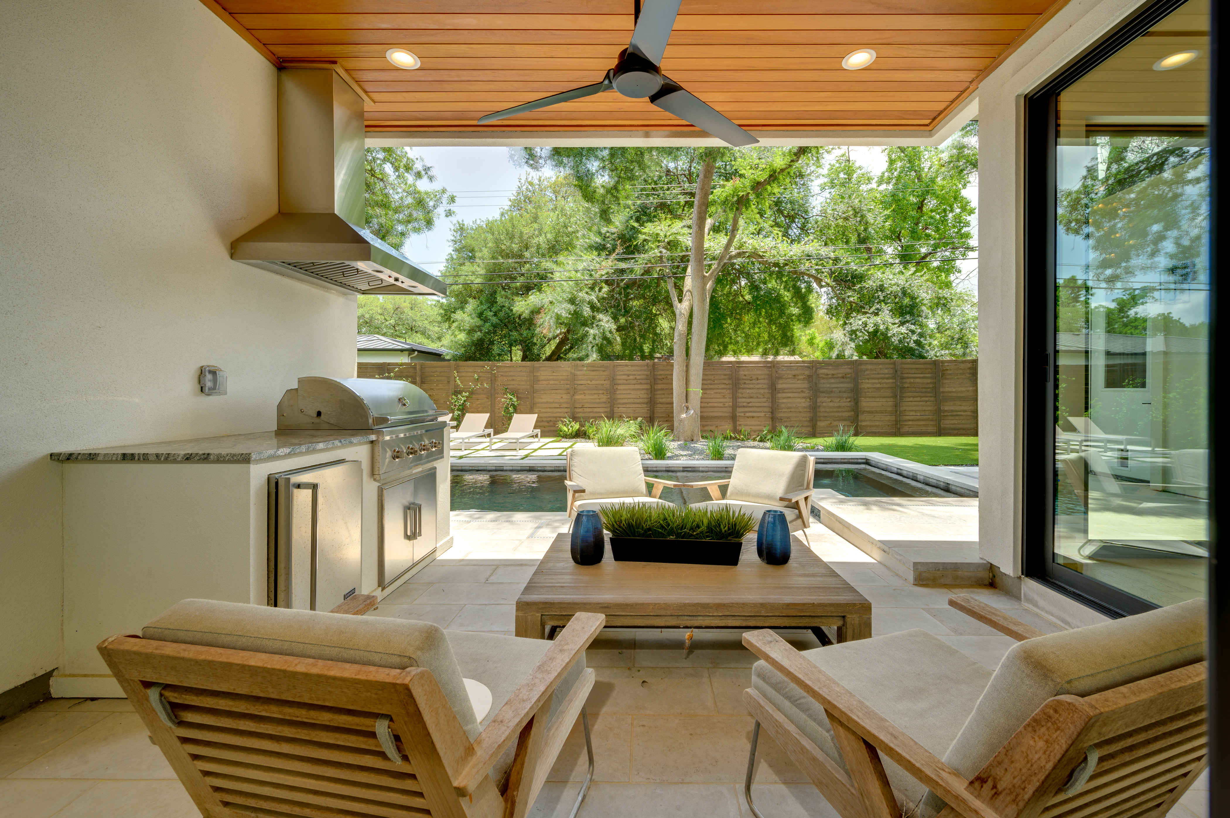 Above Austin Bella | Photo 6