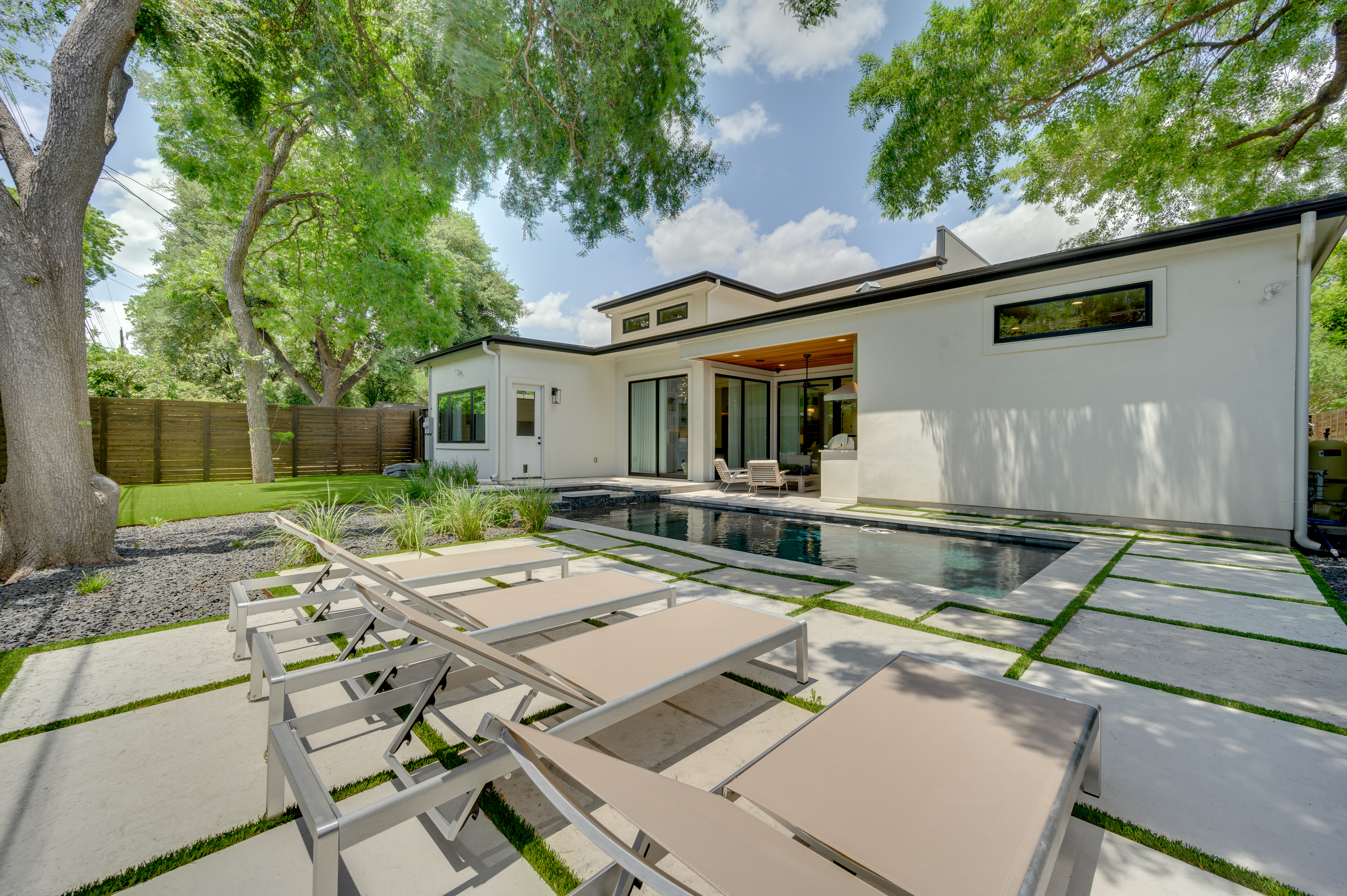 Above Austin Bella | Photo 8