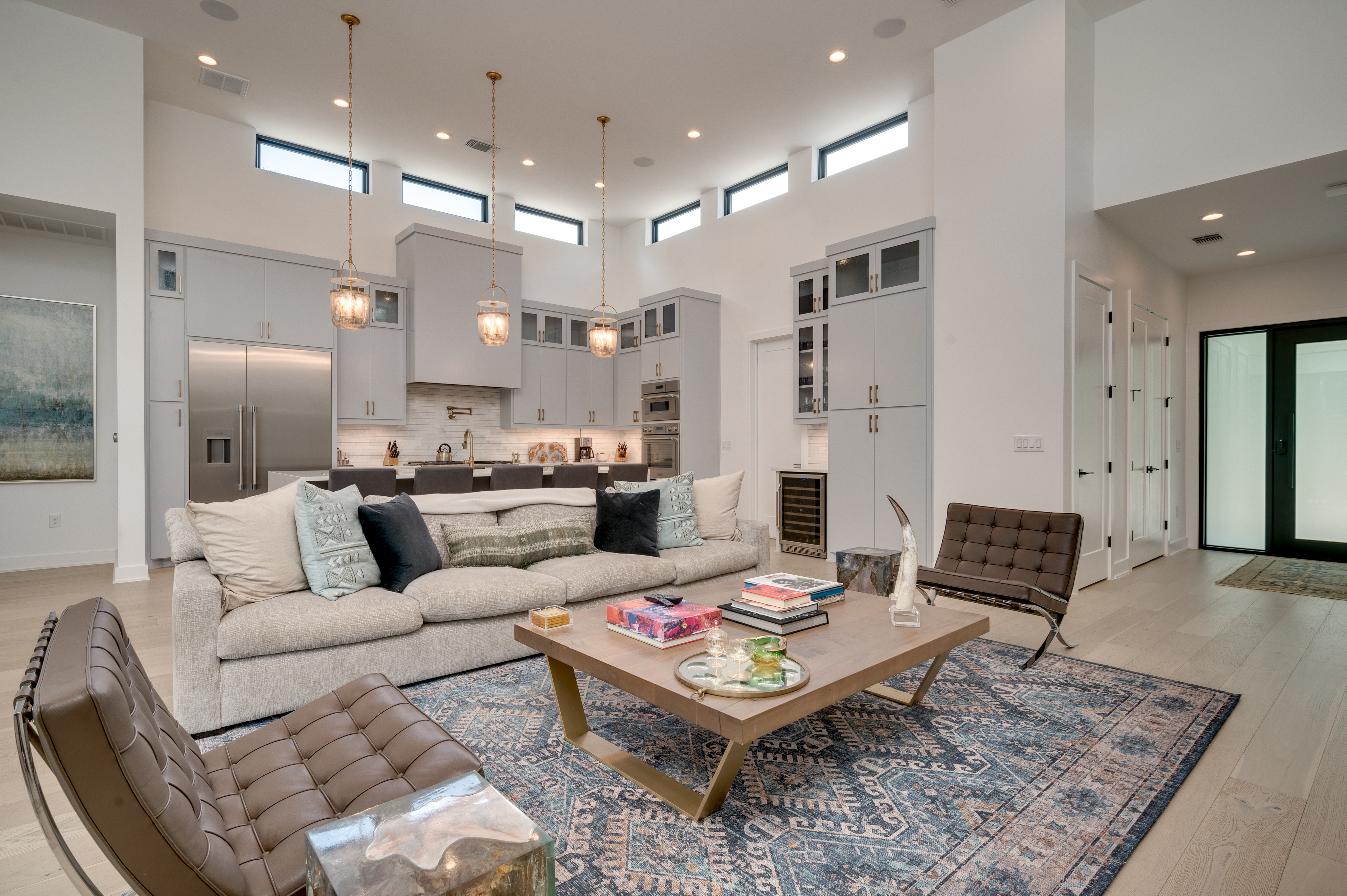 Above Austin Bella | Photo 16