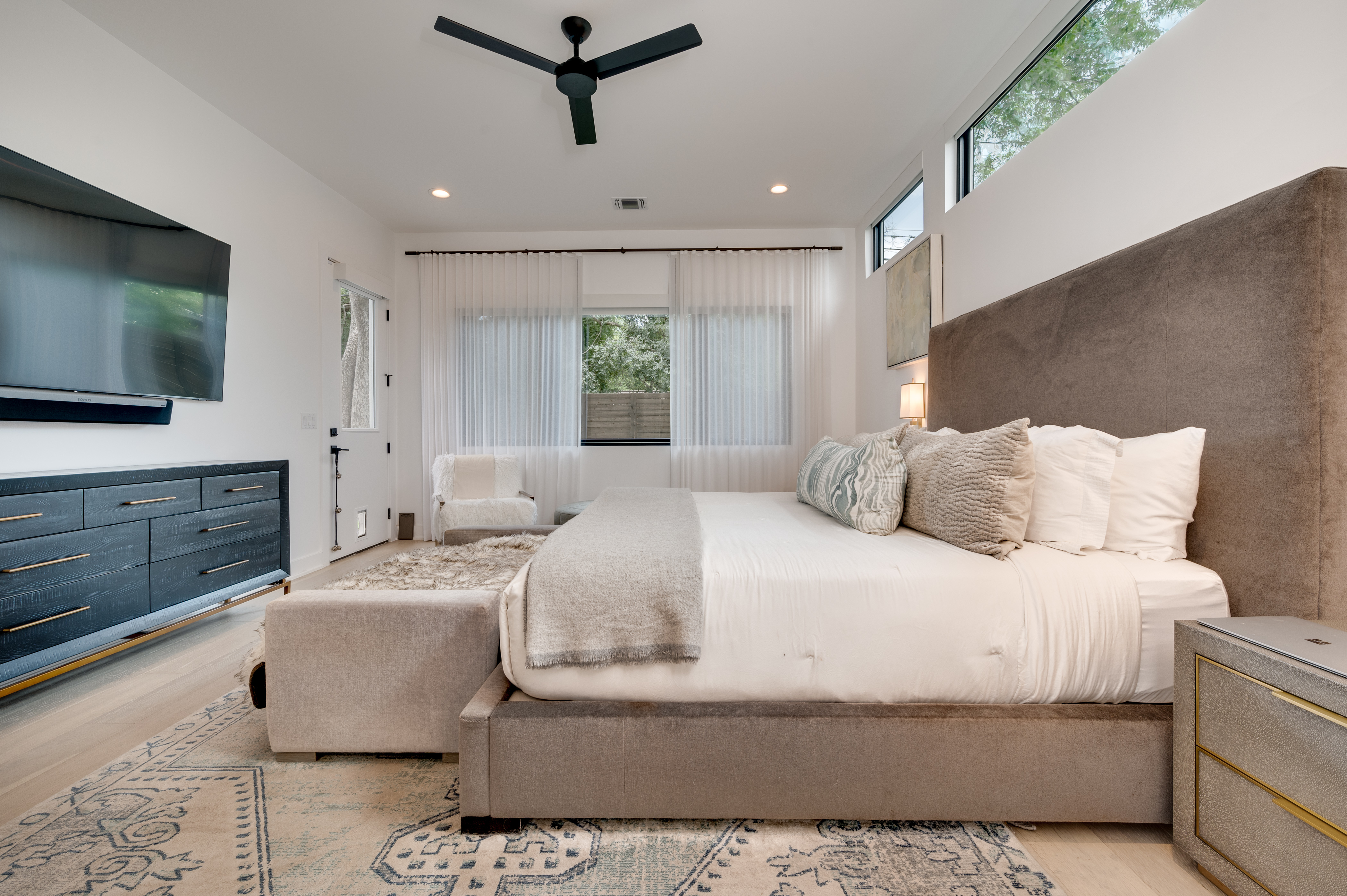 Above Austin Bella | Photo 28