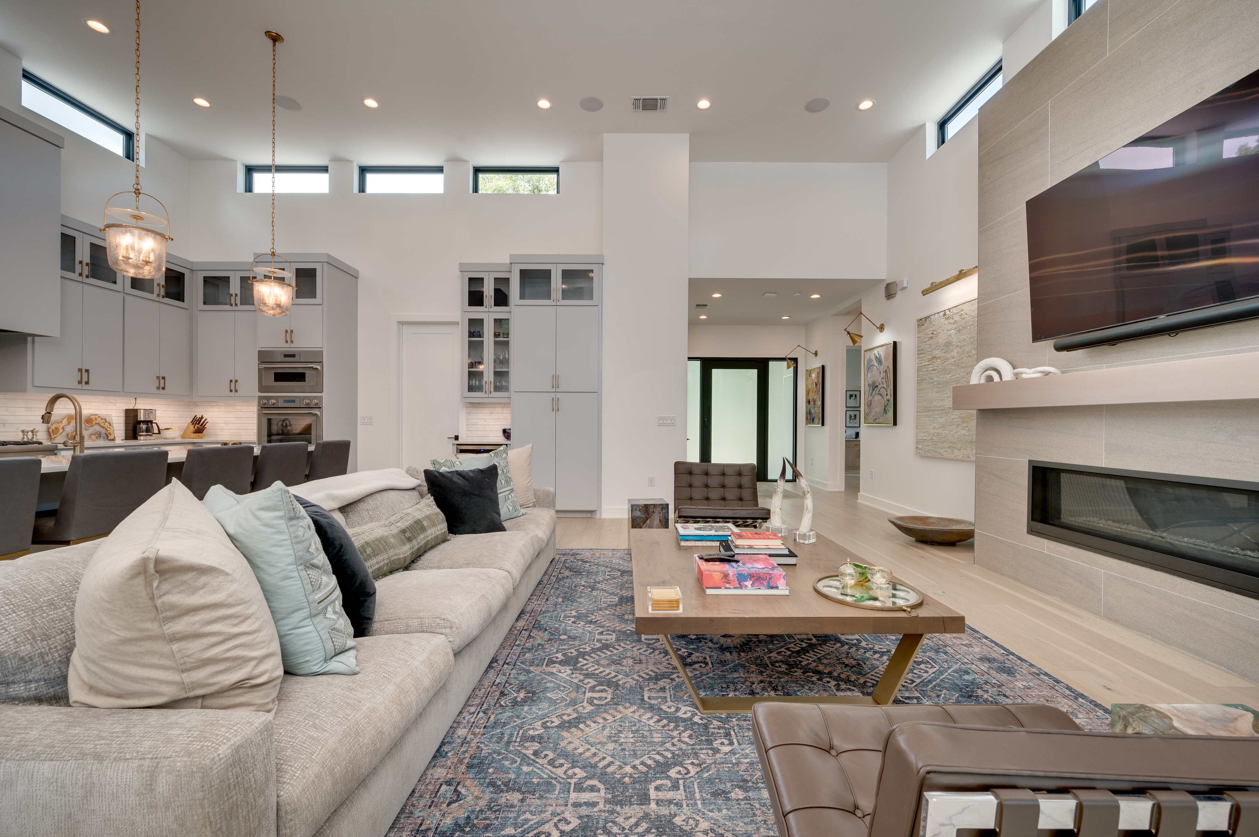 Above Austin Bella | Photo 17