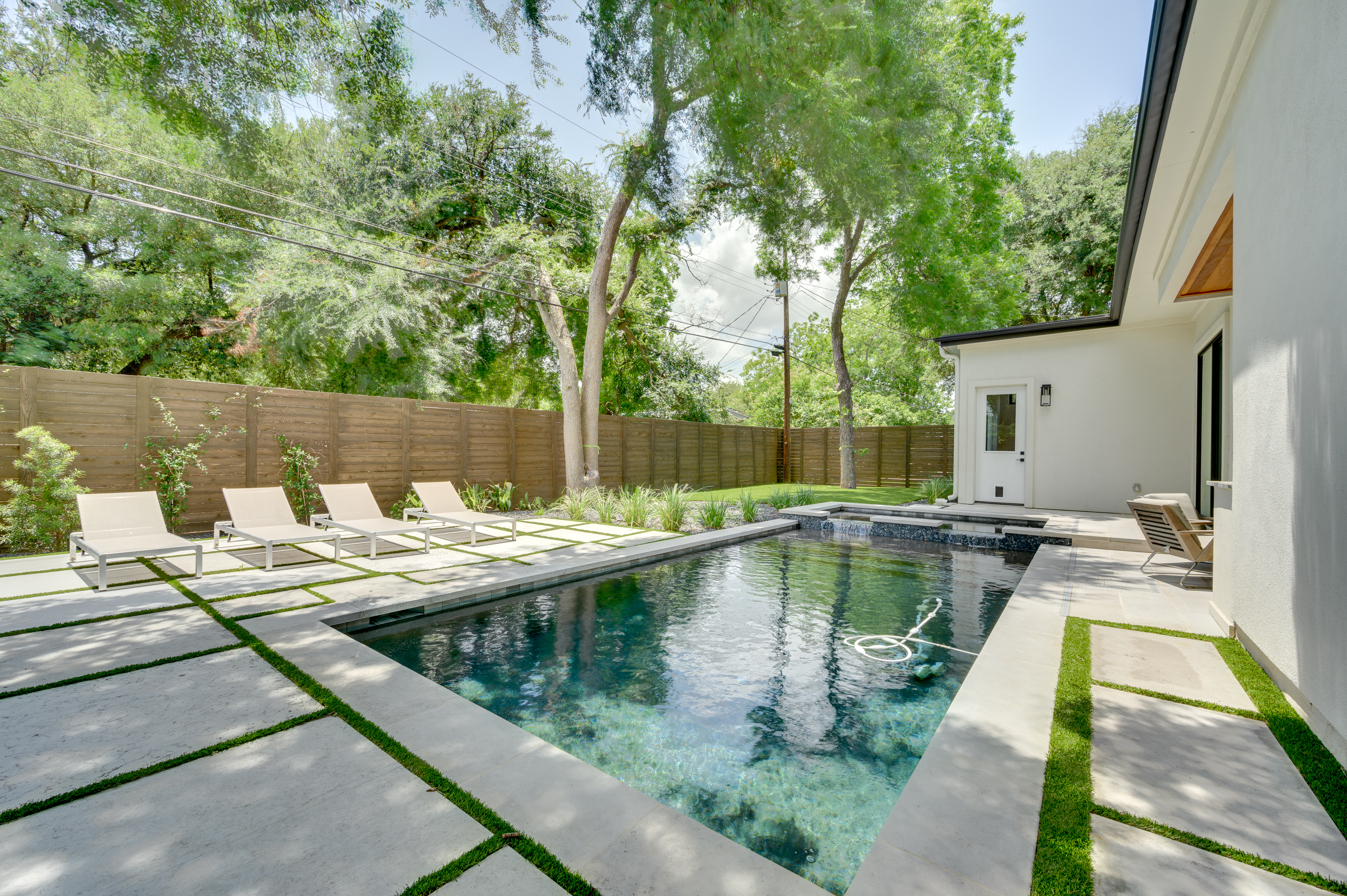 Above Austin Bella | Photo 2