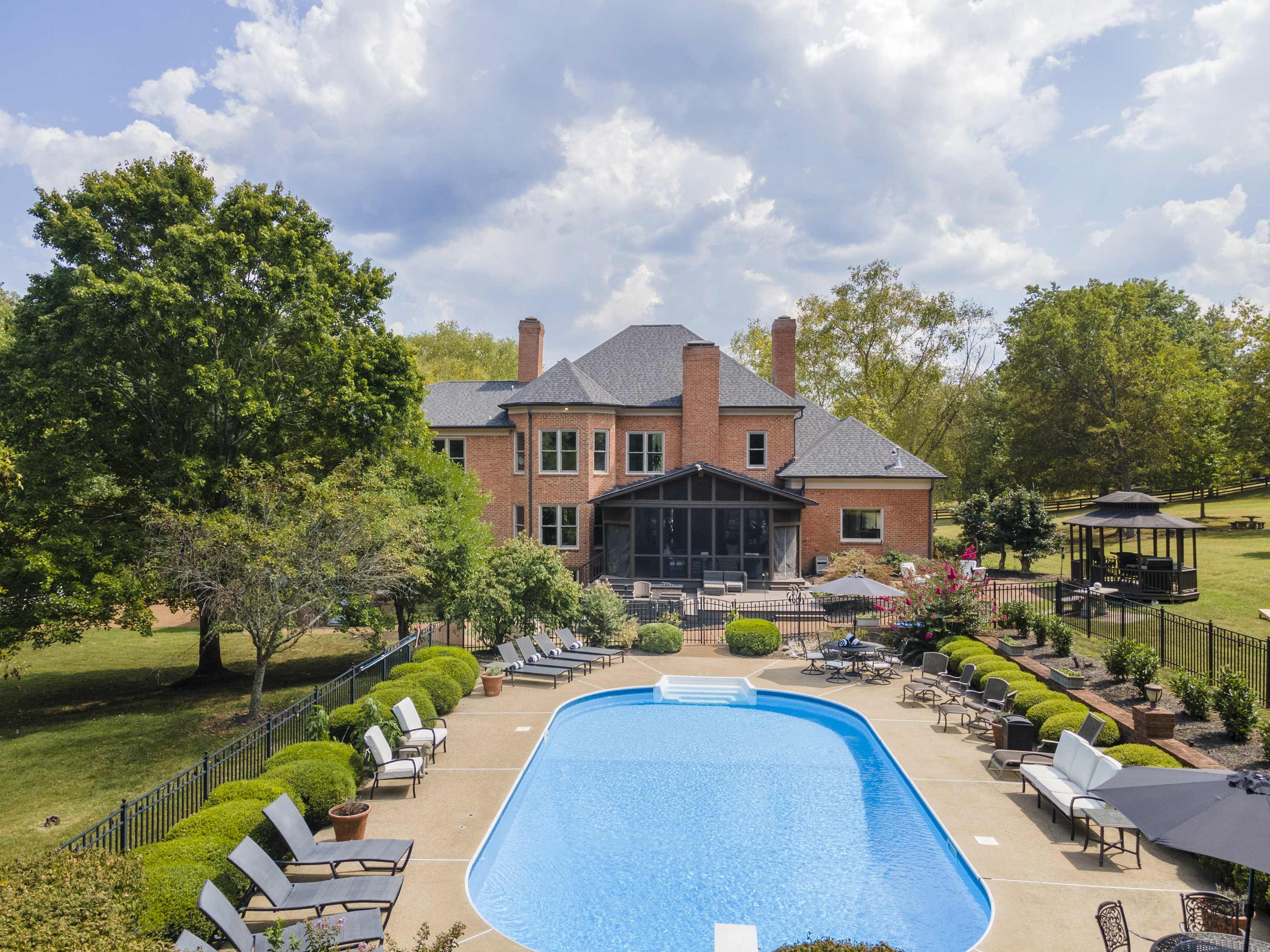 Expansive Heated Pool And Games - Luxurious Family Retreat - Franklin, TN