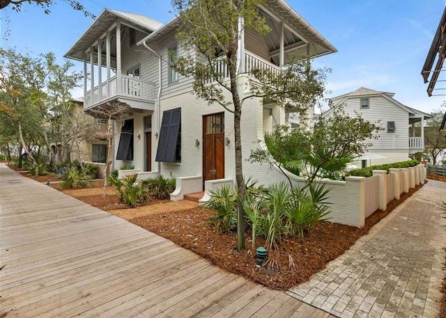 Two Minute Walk to Private Beach-Stunning South Side Retreat
