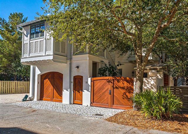 Great Location-European Charm-Minutes to the Beach/Rents as 4 bedroom