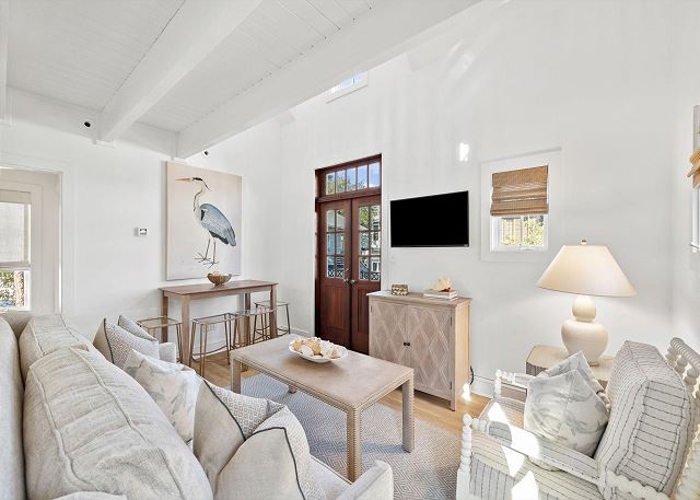 Charming Getaway-Pristine Condition-Short Walk to Town Center/Beach-2 Bikes