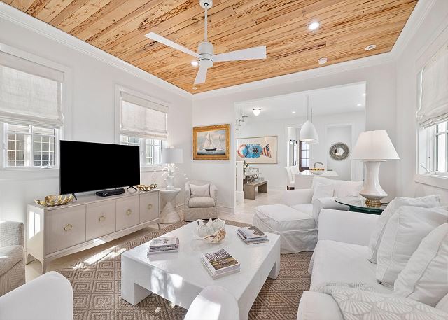 Modern Style w/Coastal Flair-Spacious Courtyard-Minutes to Town Center/Beach