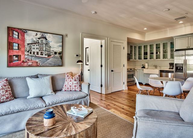 Private beach/Pool Access-Cozy and Quaint -Steps to the Beach and Town Center