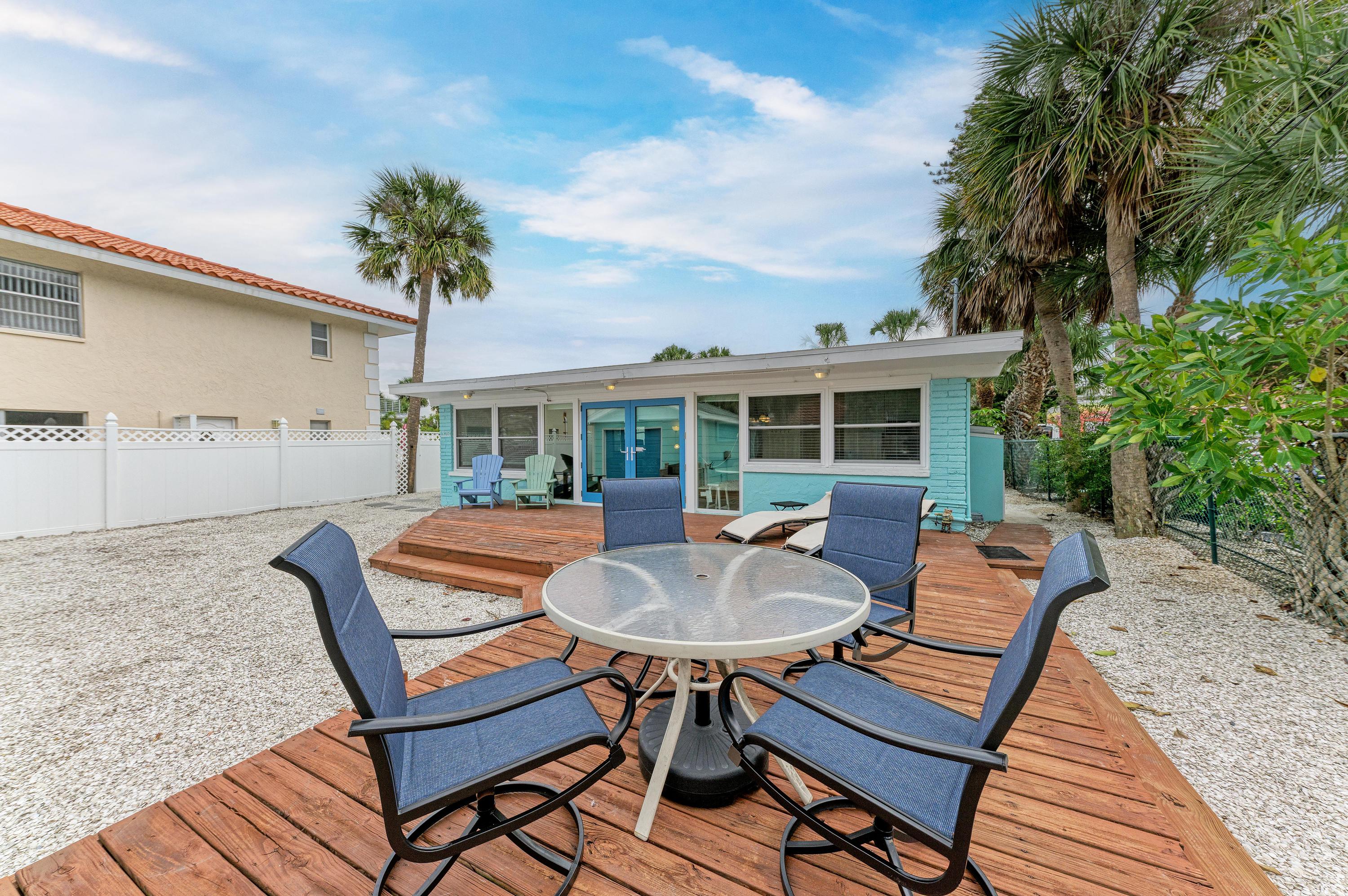 Beachside Escape With Spacious Deck And Cozy Amenities - Vibrant Retreat - Sarasota, FL