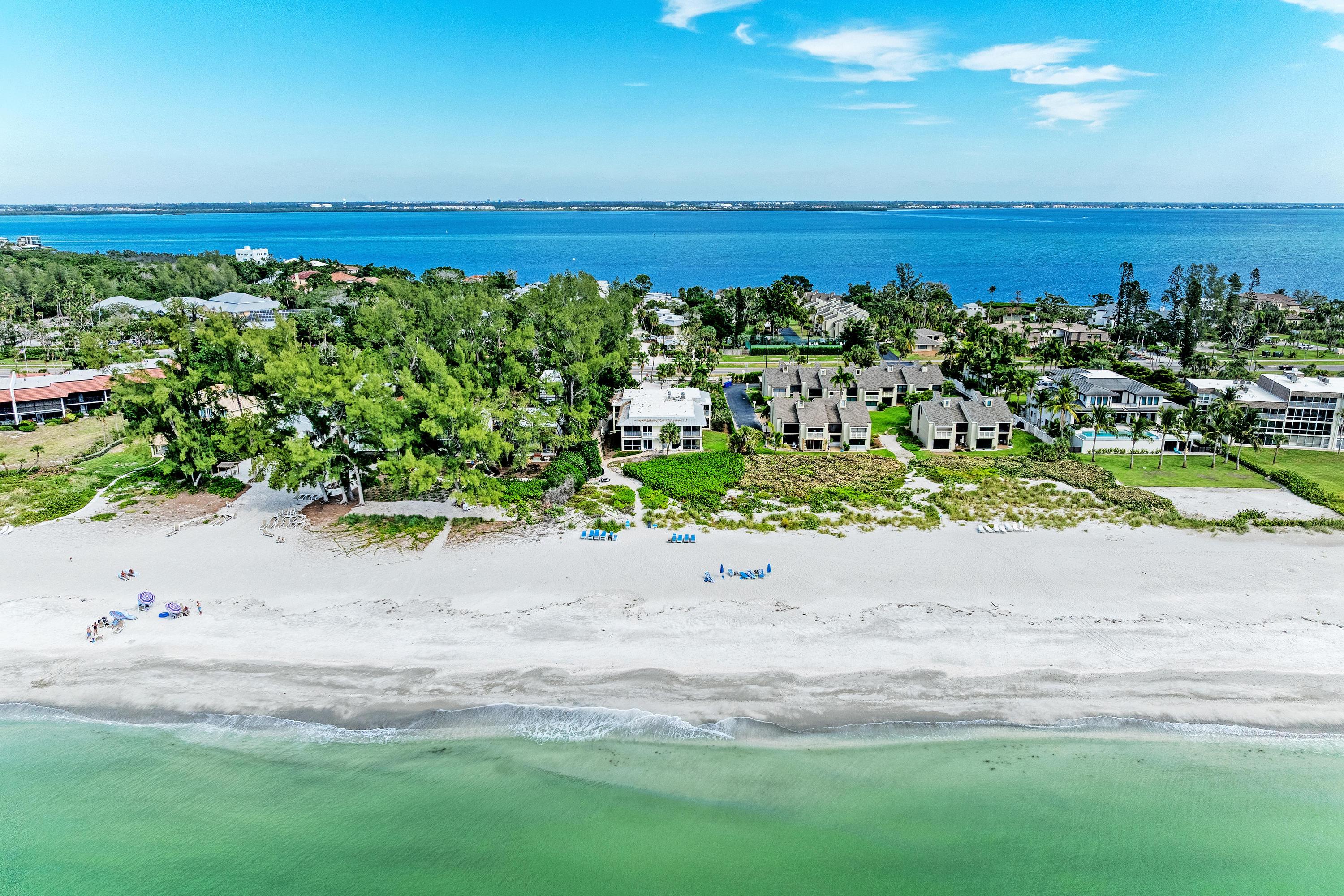 Tropical Garden Views And Beach Access - Charming Coastal Escape - Longboat Key, FL