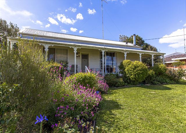CLASSIC COTTAGE MINUTES TO THE BEACH