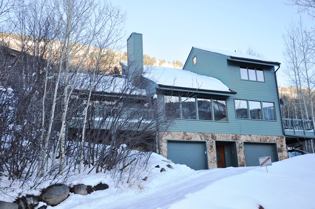 Unfurnished Mountain Valley home with views!