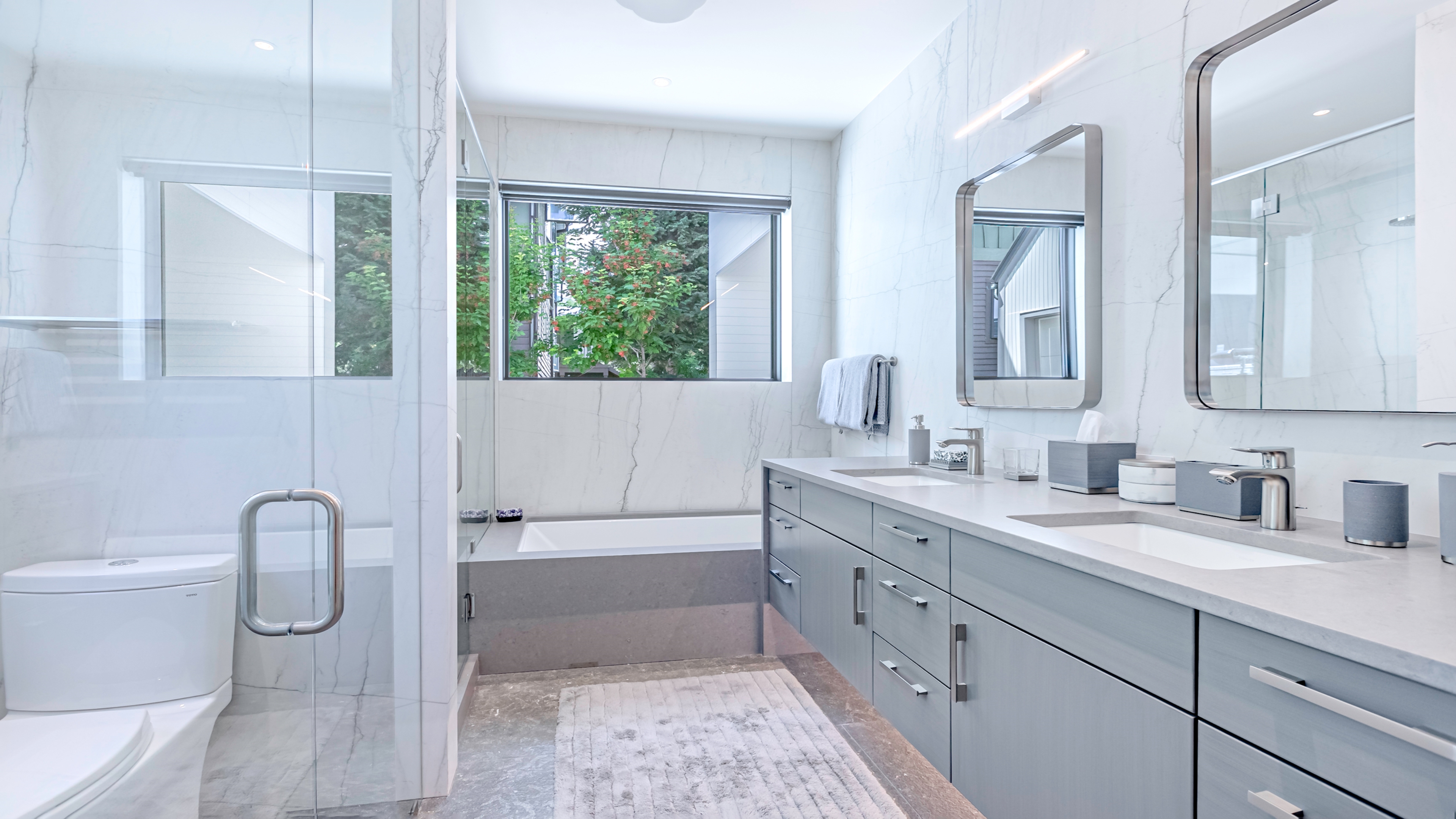 Master Bathroom tub. 