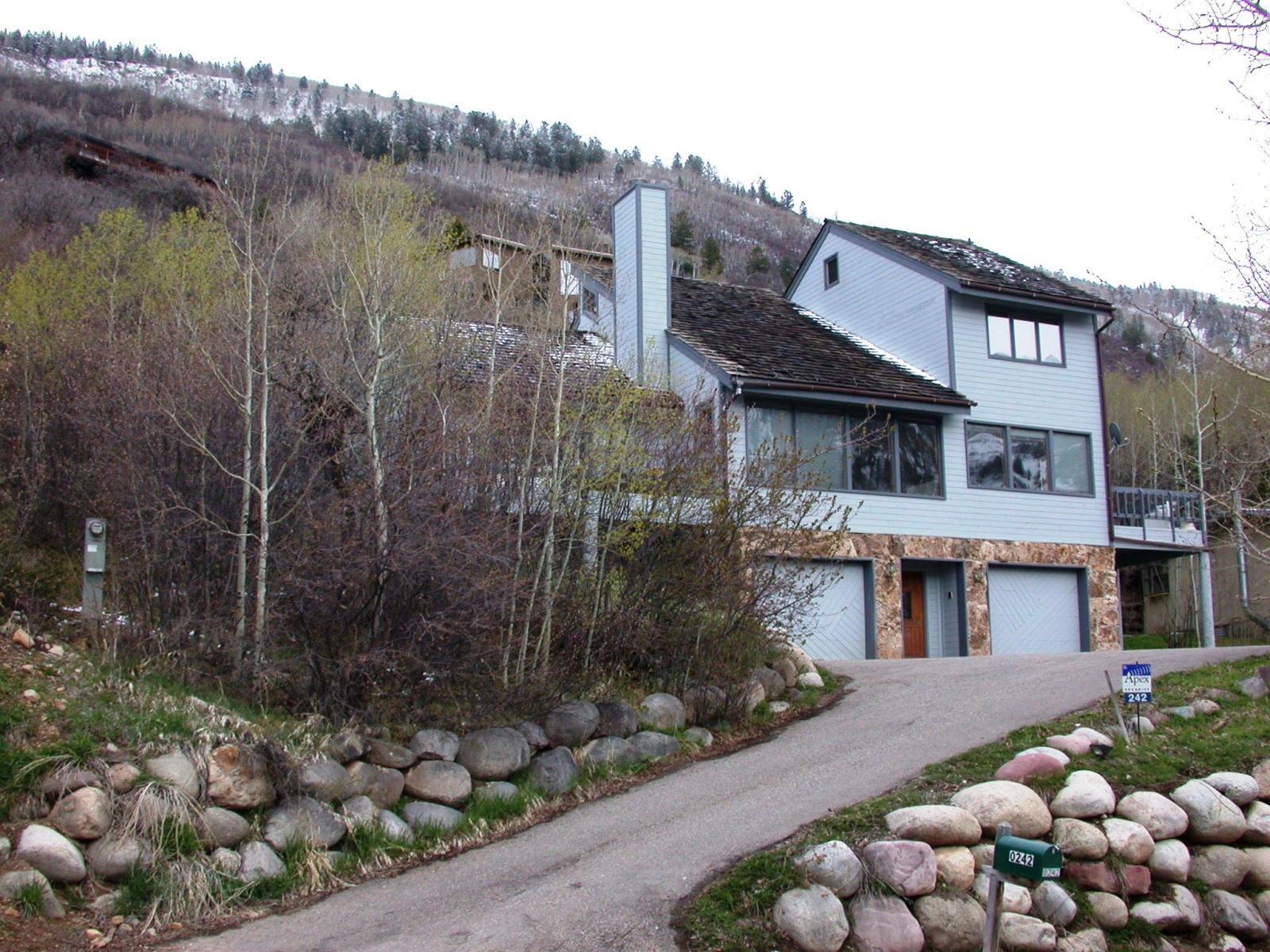 Unfurnished Mountain Valley home with views!