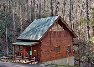 2 Bedroom Cabin in Pigeon Forge with a Hot Tub and Wood Burning Fireplace