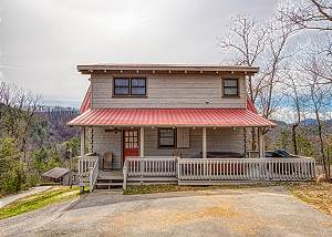 Spacious 1 Bedroom Cabin close to the Smoky Mountains main attractions!