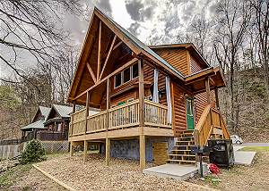 Waterfront Cabin on the River in Pigeon Forge! Wi-fi, Video Games, Fishing!