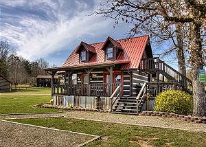 Romantic Wears Valley / Pigeon Forge log cabin with great views & game room!