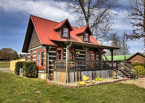 Romantic Mountain View log cabin with gas grill, private hot tub,  & games!