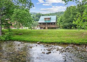 Amazing river and mountain views! Two miles from The Smokies National Park!