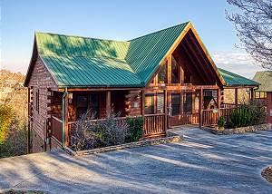 Stunning Premium log cabin with Game Room, King Suites, & Hot Tub!