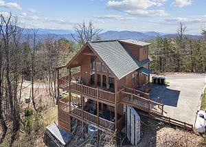 Awesome Bluff Mountain Pigeon Forge Views, Pool Table, and Arcade!